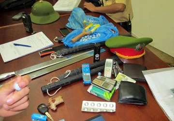 ‘Kho hàng nóng’ trên xe vị giám đốc ảnh 2