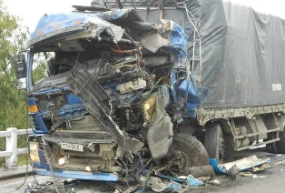 Xe tải, xe khách đấu đầu, 8 người bị thương ảnh 1