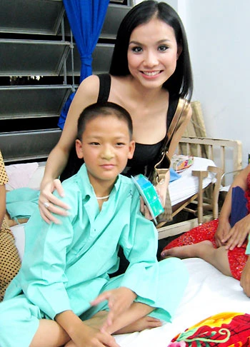 Hoa hậu Thùy Lâm trong một chuyến đi từ thiện. Ảnh: M.L.