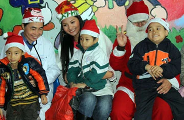 Hương Giang bật khóc khi làm từ thiện ảnh 2