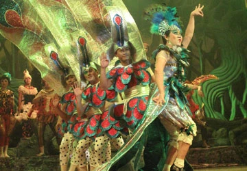 Chúa tể muôn loài: Vui nhộn với vũ điệu, màu sắc carnaval ảnh 1