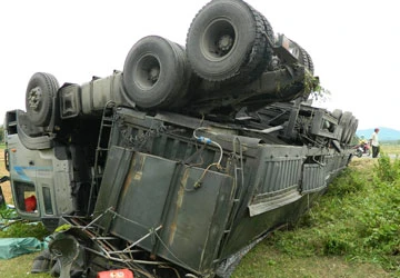 Vợ Trung tướng Hữu Ước tử vong vì tai nạn giao thông ảnh 1