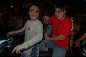 Cổ động viên "đi bão" sau chiến thắng của tuyển Việt Nam ảnh 5