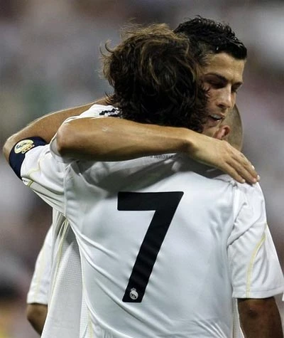 Ronaldo sắp lấy áo số 7 của Raul ở Madrid ảnh 1