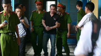 Những gã đàn ông rình vợ đi khách sạn ảnh 1