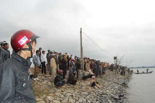 Cả buổi sáng các đơn vị cứu hộ cày nát cả đoạn sông nhưng vẫn chưa vớt hết xác của người xấu số