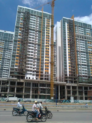 Một công nhân rơi từ tầng ba xuống đất chết ảnh 1