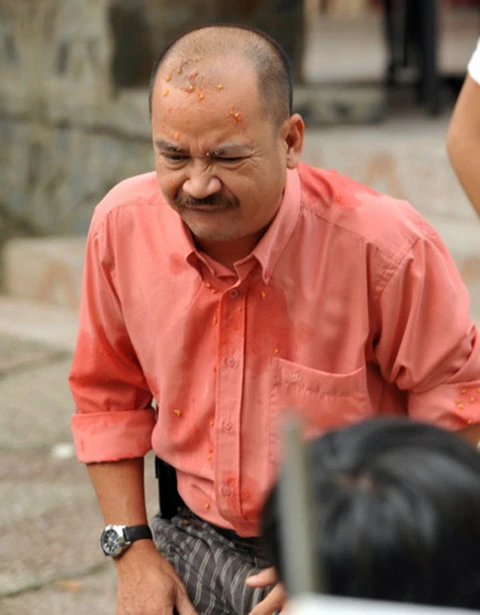 Diễn viên hài Hoàng Sơn bị ném cà chua ảnh 1 Diễn viên hài Hoàng Sơn bị ném cà chua ảnh 1