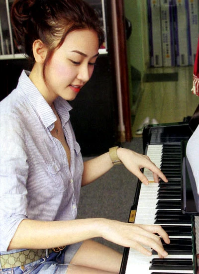 Khánh đã bắt tay vào học nhạc Ca sĩ Thanh Thảo nói gì? Trong quá trình tìm hiểu và đánh giá khả năng của Ngân Khánh, chúng tôi không cần biết Khánh đã nổi tiếng hay chưa. Ngân Khánh vẫn phải bắt đầu từ những bài học căn bản của nghề ca sĩ. Đến với ca hát khi là một diễn viên, Khánh có thuận lợi nhưng cũng có khó khăn vì dễ bị mang danh "người đẹp hát". Trên thực tế, Ngân Khánh có đủ tố chất để trở thành ca sĩ. Ngoại hình, giọng hát, đặc biệt là khả năng vũ đạo của cô ấy đều rất tốt!