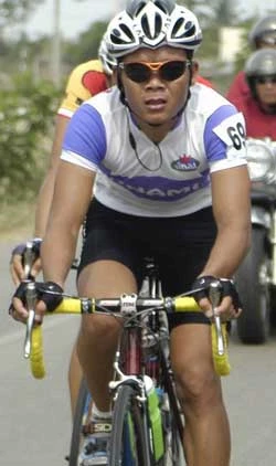 Áo xanh Lê Văn Duẩn phong độ tốt hơn, thành tích tốt hơn và có ưu thế hơn nhưng lại bị loại để người kém tài lấy chỗ. Ảnh: MINH QUANG