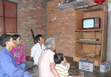 Xóm nghèo mòn mỏi chờ điện thắp sáng ảnh 1