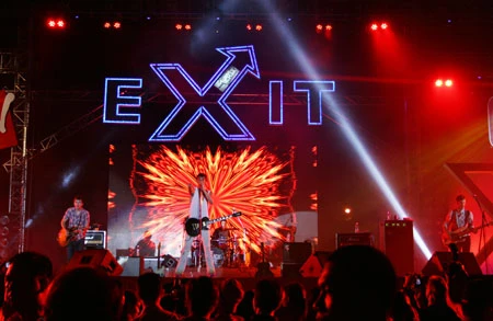 Ban nhạc The Click Five "hâm nóng" sân vận động Quân khu 7 ảnh 10 Ban nhạc The Click Five "hâm nóng" sân vận động Quân khu 7 ảnh 10