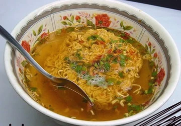 Những sinh viên mỗi bữa chỉ ăn một gói mỳ tôm ảnh 1