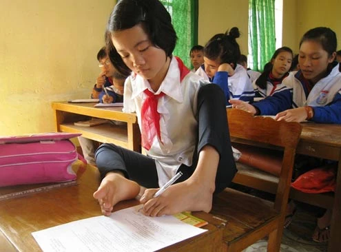 Cô bé không tay mơ thành kỹ sư công nghệ thông tin ảnh 1