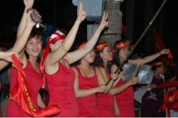 Cổ động viên "đi bão" sau chiến thắng của tuyển Việt Nam ảnh 9