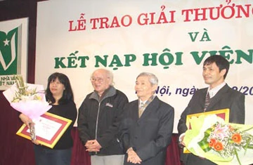 Nhà văn Đoàn Minh Phượng (trái) nhận giải thưởng của Hội Nhà văn. Ảnh: L.H. Nhà văn Đoàn Minh Phượng (trái) nhận giải thưởng của Hội Nhà văn. Ảnh: L.H.