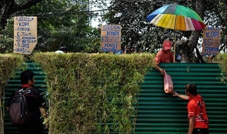 Xem bán hàng qua bờ rào ở Indonesia ảnh 3