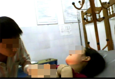 Giật mình với clip nam “bác sỹ” sản khoa khám bệnh ảnh 3