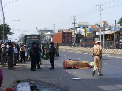 Nghi án cô gái bị “đẩy” ngã vào gầm xe tải tử vong ảnh 1