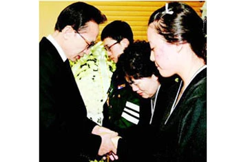 Báo chí Hàn Quốc kêu gọi dân bình tĩnh giải quyết vụ tàu Cheonan ảnh 1