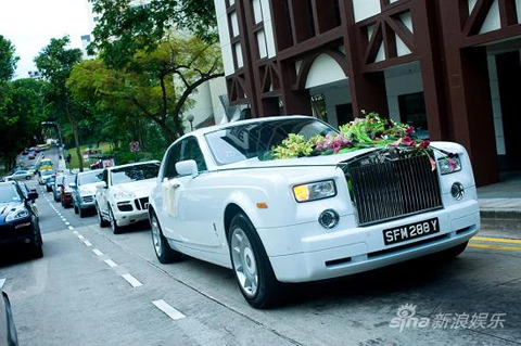 Chiếc xe hoa của đôi uyên ương.