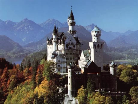 Lâu đài Neuschwanstein của Đức là nơi ở của vua Ludwig II vào thế kỷ 19 và là nguồn cảm hứng cho các cung điện trong bộ phim hoạt hình "Sleeping Beauty" và "Cinderella" của Walt Disney. Ảnh: deskpicture.