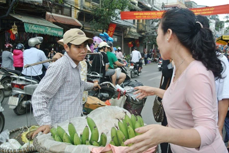 Chợ Tết và những mức giá "cắt cổ" đến giật mình ảnh 1