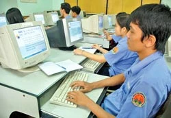 Học viên lớp CNTT Trường trung học Công nghiệp TPHCM trong giờ thực hành trên máy tính. Ảnh: MAI HẢI