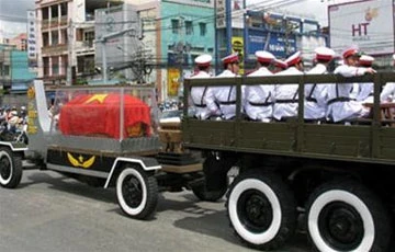 Lấn cuối, xe đưa ông đi qua thành phố...