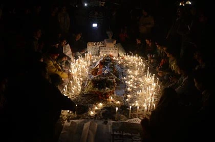 Kẻ cưỡng hiếp định cán chết nữ sinh Ấn Độ ảnh 1