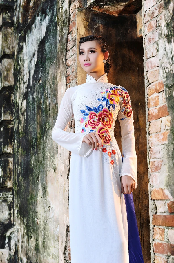 Thanh Trúc tư lự bên cổng đình ảnh 4