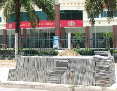 Ngay trước cửa Crown Convention Center, gạch lát đường vẫn ngổn ngang, Ảnh: Nhiêu Huy. (chụp trưa 6/7).