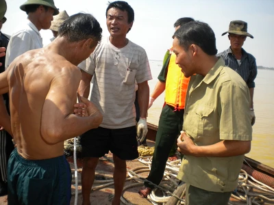 Tường thuật trực tiếp: Trục vớt chiếc xe khách bị lũ cuốn trôi - Phần 2 ảnh 31