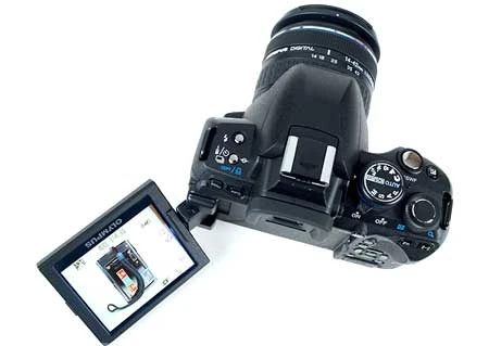 Olympus E-620 màn hình LCD 2,7 inch, lật ngang và xoay. Ảnh: Photographyblog. Olympus E-620 màn hình LCD 2,7 inch, lật ngang và xoay. Ảnh: Photographyblog.