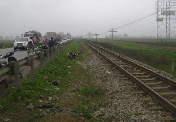 Vợ chồng son tử nạn trước đầu tàu hỏa ảnh 1