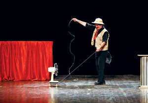 Nghệ sĩ Danvoye trong tiểu phẩm với chiếc quạt máy