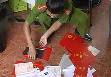 Bắt “ổ” làm con dấu, giấy tờ giả ảnh 1