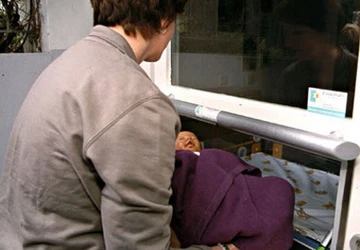 'Hộp đựng trẻ bỏ rơi' gây tranh cãi ở châu Âu ảnh 1