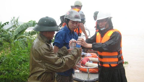 Lũ miền Trung: Nhà ngập nóc, 11 người chết ảnh 7