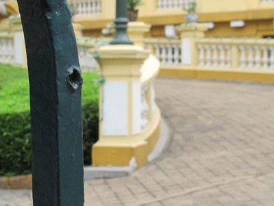 Cận cảnh hàng trăm vết đạn ghim vào hàng rào sắt ảnh 2