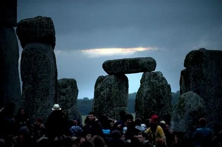 Đón bình minh ngày dài nhất trong năm tại Stonehenge ảnh 3