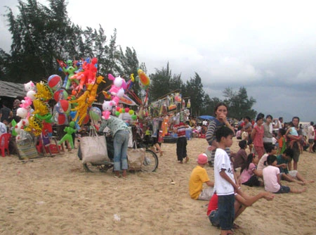 Các bãi biển ngày lễ “hút” khách nhí ảnh 3