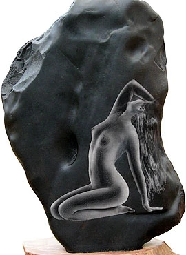 Ngoài sách, lịch, ảnh nude của Thái Phiên còn được khắc lên đá đen.