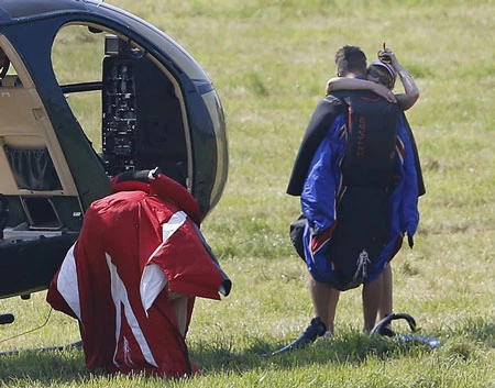 Nhảy từ độ cao 730m không cần dù ảnh 3