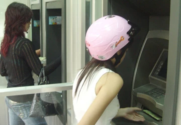 Có nên cấm đeo khẩu trang khi rút tiền? ảnh 1