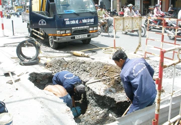 Trong một buổi sáng, xuất hiện thêm hai “hố tử thần” ảnh 1