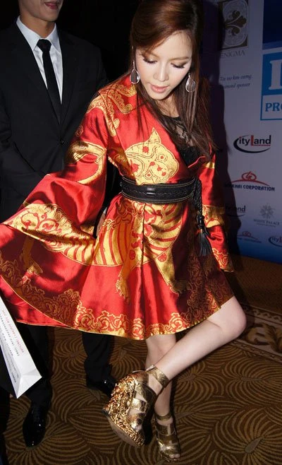 Lý Nhã Kỳ diện váy áo gần 2 tỷ đi làm từ thiện ảnh 3