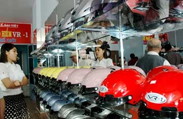 Người dân đến mua MBH tại cửa hàng 612 Hoàng Văn Thụ, phường 4, quận Tân Bình (ngay góc ngã tư Bảy Hiền).