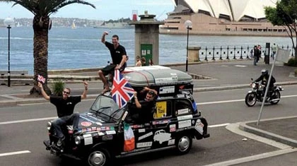 Sinh viên đi taxi đi vòng quanh thế giới ảnh 2