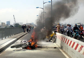 Khẳng định xăng dỏm gây cháy xe ảnh 1